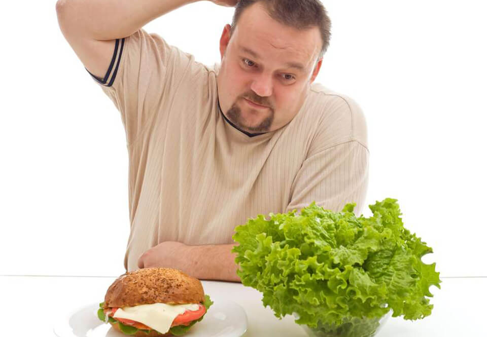  Hbitos dirios como comer depressa e sem mastigar direito os alimentos e manter uma dieta rica em carboidrato, protena e gordura tambm so fatores a serem levados em conta quando o assunto  mau hlito e obesidade. Foto: Nagu-Bagoly Arpad / Shutterstock