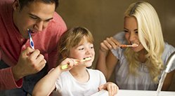 Estudo com gmeos confirma os benefcios do uso de fio dental